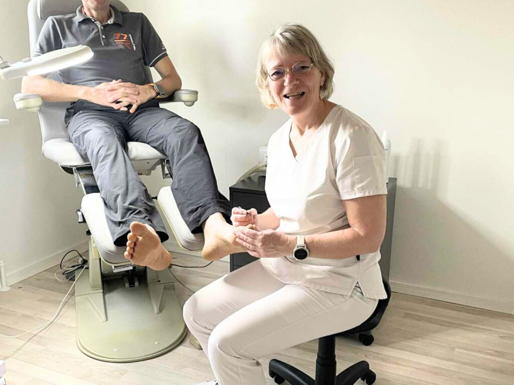 Charlotte med patient til fodterapi
